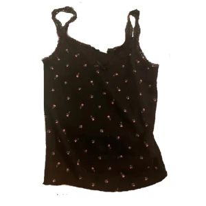 Linne  - Aldrig använt , endast testad. Xs men passar även s! Tvättas innan köp. Kontakta mig för tex bilder på eller annat💓