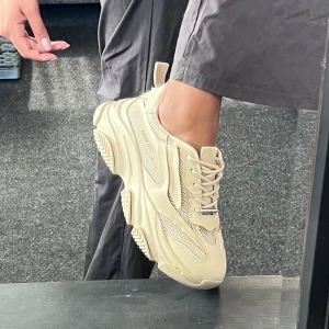 Steve madden sneakers - Super snygga steve maddens som tyvärr inte kommit till större användning. Endast använda 2 gånger💓