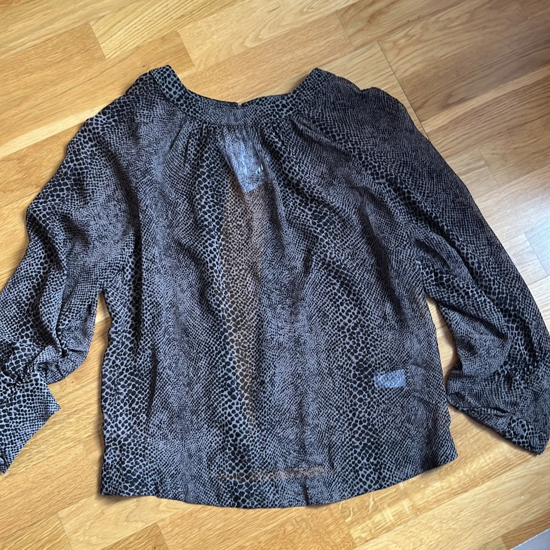 Orm prinnt skir blus