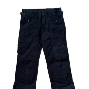 Bootcut Cargo-Byxor - Säljer dessa SUPER snygga cargo byxor pga att dem är för små för mig 😢Skriv gärna för att se mer bilder eller om ni har några frågor! Skriv också innan ni använder ’köp nu’ 🤍