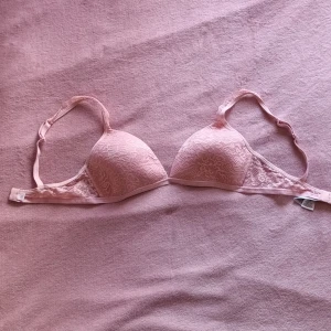 Clavin klein topp/BH strl M - En calvin klein topp/BH i strl M. Köpt och tvättad men tyvärr satt den inget bra på mig därför säljes den. Köpt för 500kr säljes för 300kr. Kan tänka mig gå ner lite i pris