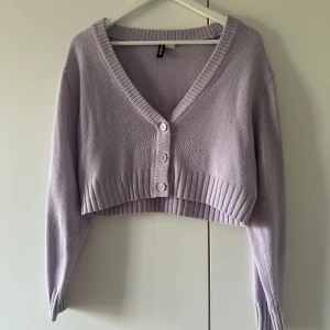 Lila kofta   - Lila kofta från H&M, använt nån gång men i väldigt fint skick 