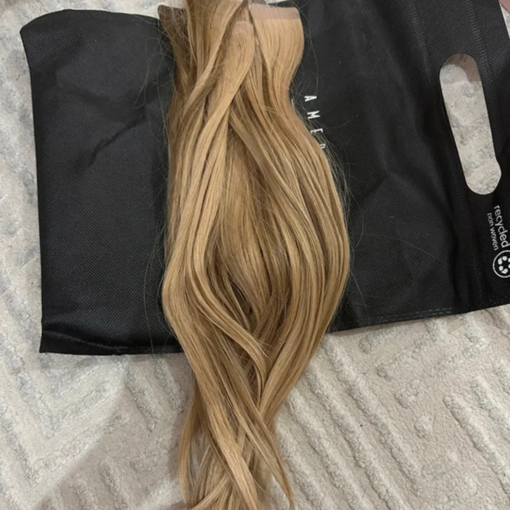 Äkta tejp löshår från hello Bombshell 6 paket alltså 150 gram 55 cm men de är uppklippt säljer då det inte passar min färg nypris 8000kr. Muu.