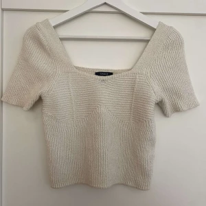 Beige topp! - Jättefin somrig topp från Lindex🫶  Bra skick, använd 1-2 gånger.