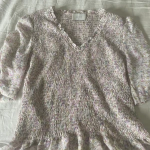 Blommig Blus  - Säljer denna jätte fina blus som jag fick i present. Denna blus är från Neo Noir vilket är ett väldigt fint märke. Kommer tyvärr inte till användning och den är inprincip helt ny och i helt perfekt skick utan några skavanker! ❤️