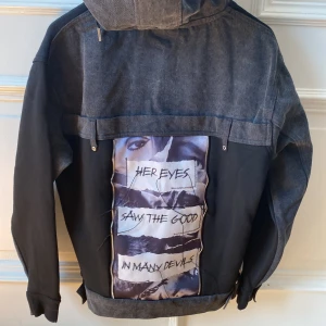 Unik Hoodie  - Unik hoodie från Manière De voir. Aldrig använd men hängt i garderoben ett bra tag. Säljer pga används ej. Hoodien är en kombination av jeans tyg samt bomull/ polyester. Hör av dig om du vill ha fler bilder. 