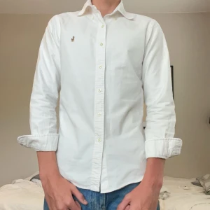 Snygg polo Ralph Lauren skjorta i bra skick - En riktigt snygg Ralph Lauren skjorta till  ett riktigt bra pris. Skjortan har använts vid några tillfällen men har tyvär blivit för liten för mig nu. Den är i ett gott skick och redo för en annan användare🔥🔥