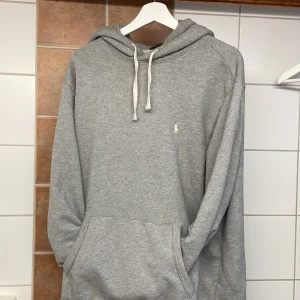 Ralph lauren hoodie - Strl L. Finns inga defekter därav är skicket 10/10. Säljer för den var något för stor. Nypris 2200 men säljer för 699. 
