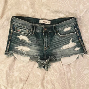 Lågmidjade shorts - Skitsnygga Lågmidjade jeansshorts från Hollister 🤩som tyvärr var för stora för mig, (inte om jag viker upp dem i midjan). De har snygga detaljer som t.ex paljetterna/pärlorna på sidan😍💕 några har dock åker av.