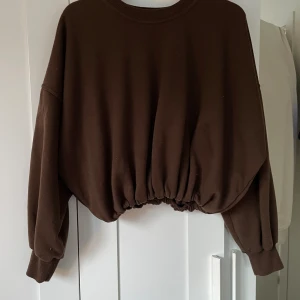 Sweatshirt  - Croppad sweatshirt med scrunch 