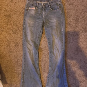 Diesel bootcut jeans - Säljer dessa supersnygga diesel bootcut jeansen! Inga defekter, och är i så bra skick. Det står i byxan att de är L34. Vill dock poängtera att byxan är uppsydd och mer motsvarar än L30💗