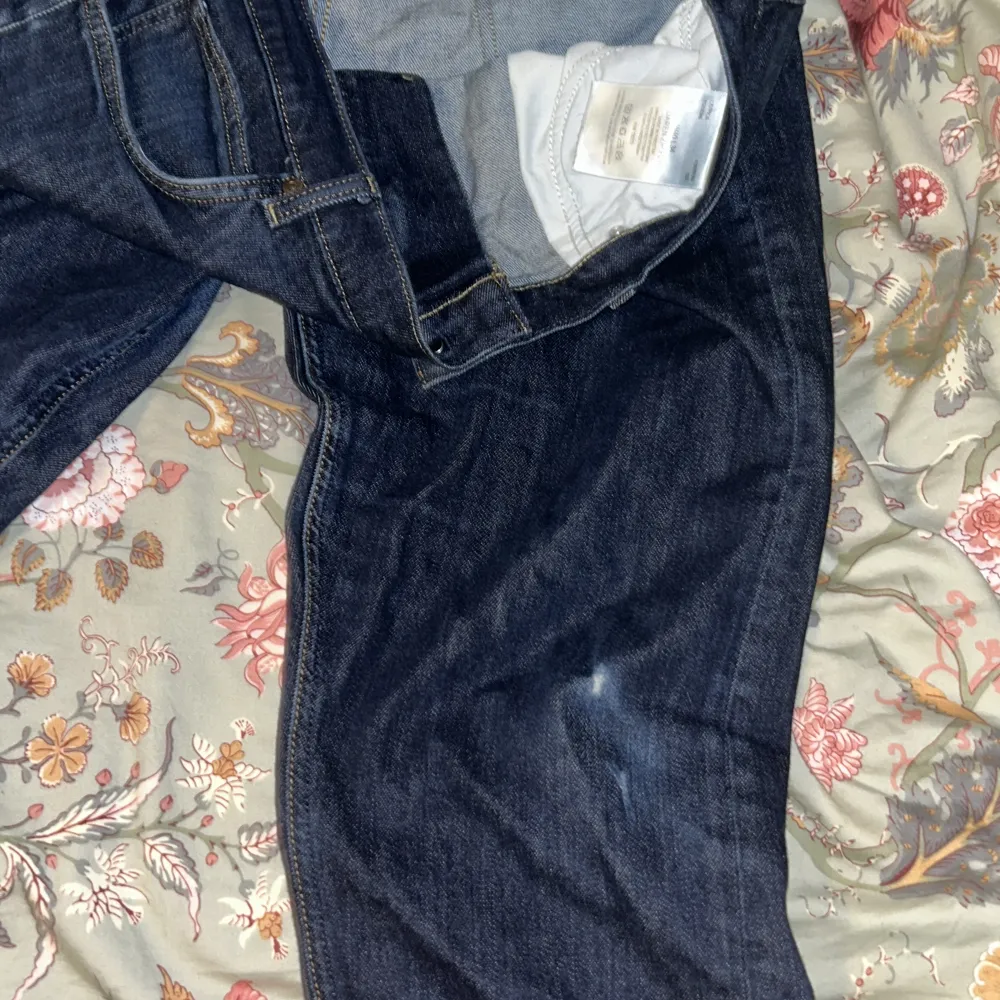 Lee jeans till salu eftersom de har blivit för små. På knät så finns det ett litet märke, storlek w40 L34  Nypris:1000 . Jeans & Byxor.