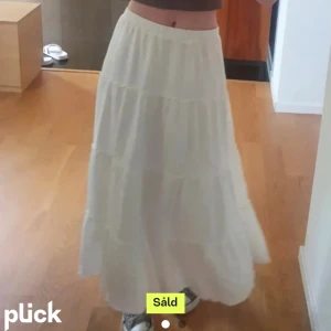 Vit maxikjol  - nypris: 528kr  Jättefin kjol från brandy melville som jag köpte på plick men säljer nu pga att den va för kort för mig 💗💗  Den har resår i midjan och skulle säga passar XS-S längd: 86 cm. (pris kan diskuteras) 💕