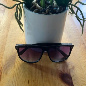 Identiska Solglasögon - Ray Ban Boyfriend  - De här glasögonen är identiska med Ray Ban Boyfriend och ser nästan exakt likadan ut.De ligger på ett lågt pris nu och kommer förmodligen höjas lite senare så passa på nu och köp dom här fina solglasögonen inför sommarn. Har fått in 3 st så passa på!