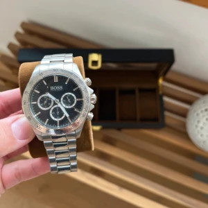 Hugo Boss klocka  - Hugo Boss klocka rostfritt stål  43-46 mm Nya koster 3 199 kr med 