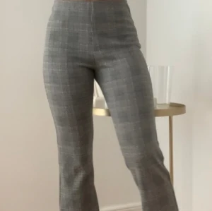 Tygbyxor med stretch - Stretchiga tygbyxor från Lindex som är ganska korta i benen 