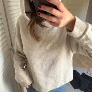 Superfin hoodie från zara!💗🤩 - Jättefin färg och skönt material, passar bra till vardags. I bra skick den är lite lurvig i materialet den är alltså inte nopprig💕
