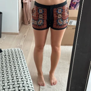 Maison Scotch shorts - Super snygga shorts från Maison Scotch! Bra skick! Säljs pågrund av lite små tyvärr.
