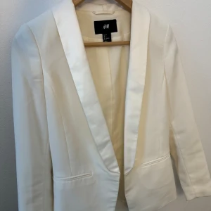 Vit kavaj -H&M  - Säljer denna vita kavaj från H&M i storlek 34. Är i använt skick (har inga fläckar/skavanker osv) 