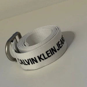 Calvin Klein skärp  - Vitt svart Calvin Klein skärp som aldrig använts. De är i fint skick och väldigt sparsamt använda. Ett för 100 kr och båda för 170 kr. 