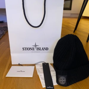 STONE ISLAND MÖSSA - Säljer denna feta Stone island mössan för ett riktigt bra pris. Köpt i stone islands butik, du får med Stone Island påsen, kvitto finns och den är i ett grymt skick! Den är använd få gånger. Nypris ca 1300kr. Kan diskutera priset vid snabb affär.