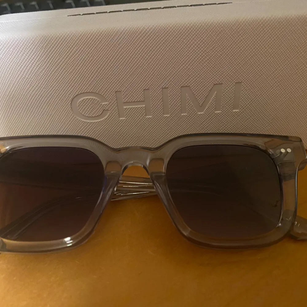 Ett par gråa chimi glasögon i storleken 04. 9/10 skick. Säljer begrund av inte används längre! Inga skador eller repor. Accessoarer.