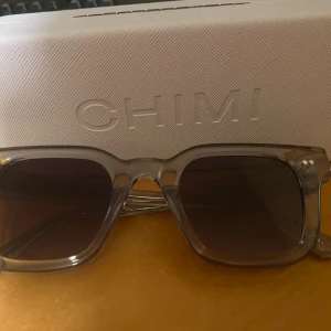 Chimi 04 grey - Ett par gråa chimi glasögon i storleken 04. 9/10 skick. Säljer begrund av inte används längre! Inga skador eller repor