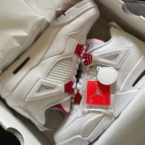 Jordan 4 Metallic Red - Vill sälja mina Jordan 4 Metallic Red då jag fick de som födelsedags present men ej tycker om skorna. Skriv gärna för fler bilder!
