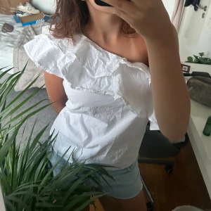 Volangtopp - Världens finaste volangtopp från NA-KD i storlek 36. Den går att ha som både off-shoulder och med bara halvt. Aldrig använd då jag har två likadana.