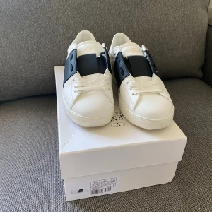 Valentino open - Säljer nu mina valentinos då dem ej kommer till användning. Box, dustbags och kvitto medföljer. Priset ej hugget i sten