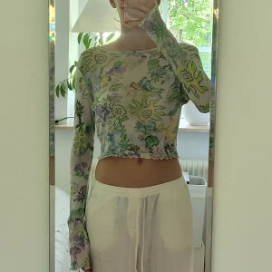 Långärmad tunn topp - Färgglad långärmad tröja från Weekday. Normalt croppad och lite längre ärmat än vanligt. Väldigt luftig och sval!  Hör av dig om du har frågor!