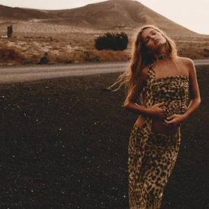 Leopard kjol - Säljer den slutsålda leopardskinnen från zara. Storlek s med kappan kvar