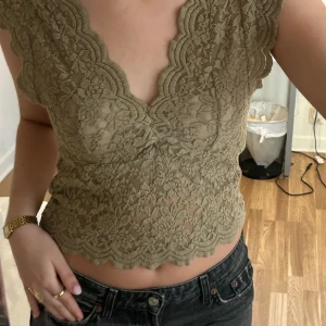 Zara topp - Den trendiga zara spetstopprn som inte längre går att köpa i butik! Väldigt bra skick, bara använd några gånger! Perfekt för sommaren!