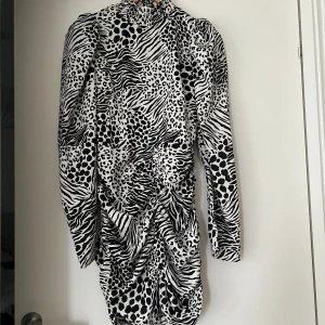 Klänning med zebramönster - Kort klänning från Gina tricot. Oanvänd med prislapp kvar. Stl 36