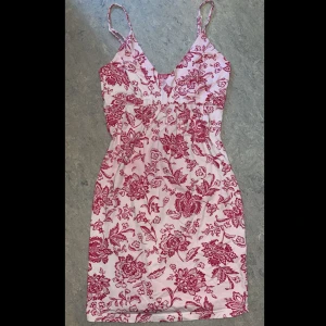 Klänning - Jätteskön klänning perfekt till sommaren. Nyskick, inga hål etc. Skulle säga att den är ljusrosa med mörkrosa detaljer. Strkl ca XS-M men den är stretchig så kan nog passa större också. Justerbar axelband. 92% bomull 8% elastan. Pris kan diskuteras🌸