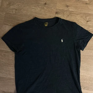 Ralph Lauren T shirt - Riktigt snygg Ralph Lauren T shirt! Mörkblå/grå  Strl S Utan defekter