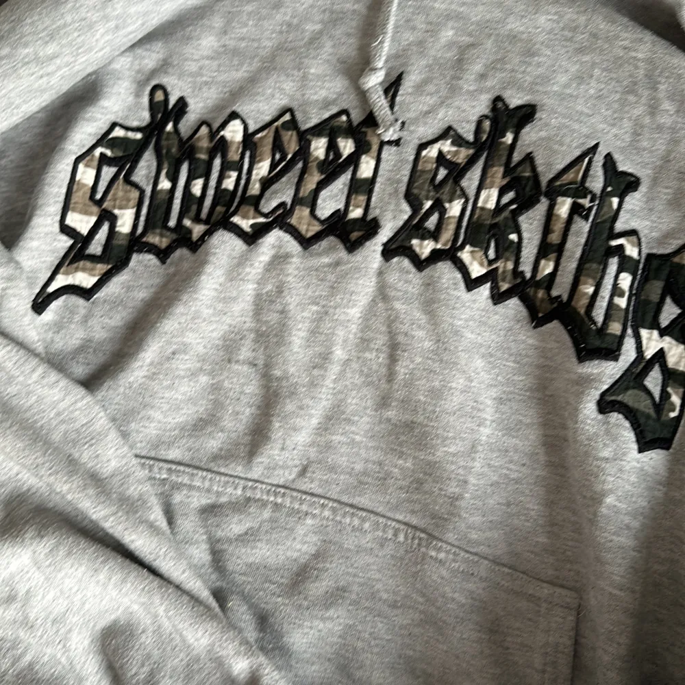 Säljer denna gråa sweet sktbs hoodie, snöret vid luvan är lite trasig men inget som märks. Hoodies.