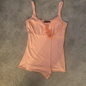 Somrigt Linne -  Ett supergulligt linne från Bikbok 💞 i färgen rosa!😍 den har många gulliga detaljer som blommor och lite spets💞 superfin nu till sommaren💞 hör av er om ni har några frågor eller är intresserade