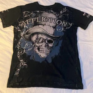 Affliction Skull T-Shirt - Kortärmad Affliction tröja i bra skick storlek medium. Tveka inte att höra av dig vid funderingar. 
