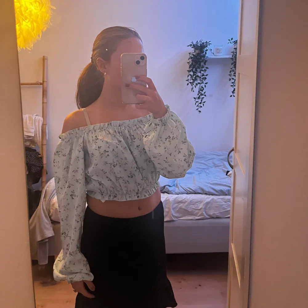 Säljer en turkos blus från Gina Young som passar till sommaren. Den är väldigt luftig och blir inte varm. Använd ungefär två gånger och är i nyskick! Går att ha både off shoulder och på axlarna. Originalpris är 240kr. Puserot.