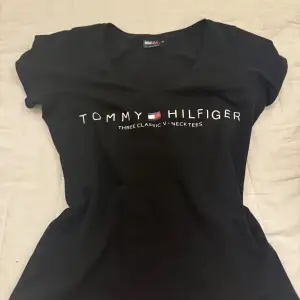 säljer denna svarta tröja med tommy hilfiger tryck då den inte kommer till användning 💕