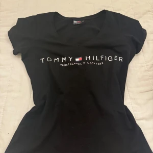tommy hilfiger topp - säljer denna svarta tröja med tommy hilfiger tryck då den inte kommer till användning 💕