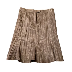 Brun midikjol - Så fin brun midikjol i ett skinnliknande material🤎🫶🏻 Den är i strlk 42 men om man vill ha den lågmidjat passar den snarare en S. Skriv privat vid intresse eller frågor🩷 Köp-nu funktionen går även bra att använda 😊