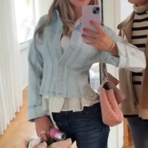 Hm jeansjacka - Säljer denna jeansjackan från hm i nyskick!