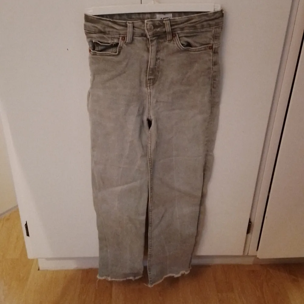 Ett par gråa jeans från lager 157                          Står Lane på insidan                                                  Katt finns i hemmet. Jeans & Byxor.