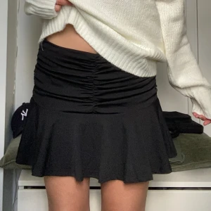 Kjol - Svart kjol🩷 dragkedja på sidan 