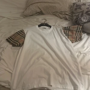 Burberry Tshirt (Vit) - Burberry tshirt Helt ny