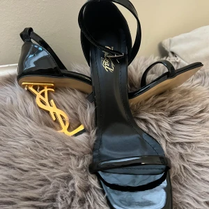 Ysl klackar  - Tre nya ysl klackar i storleken 39 som är helt nya och oanvänd. Dessa är inte heller testade och ha gärna rimligt prisförslag❤️❤️❤️