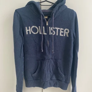Huvtröja  - Hoodie som användts en del förr men kommer aldrig till användning nuförtiden. 