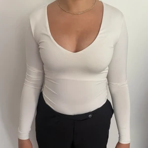 Snygg vit body  - Jätte snygg body 